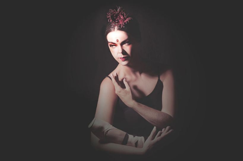 A woman single-handedly reincarnated as 15 famous personalities A woman single-handedly reincarnated as 15 famous personalities