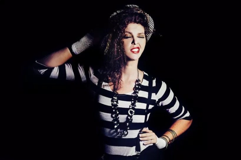 A woman single-handedly reincarnated as 15 famous personalities A woman single-handedly reincarnated as 15 famous personalities