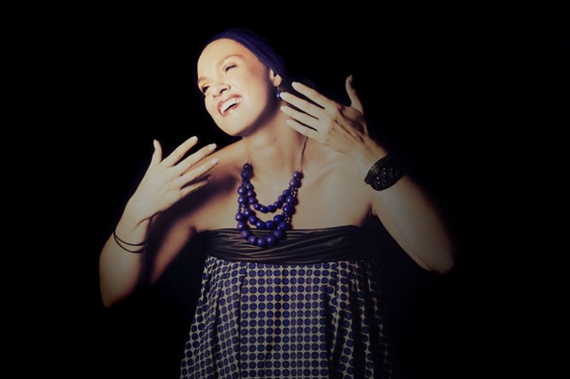 A woman single-handedly reincarnated as 15 famous personalities A woman single-handedly reincarnated as 15 famous personalities