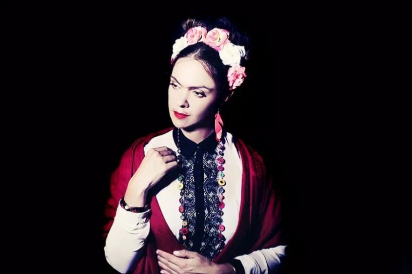 A woman single-handedly reincarnated as 15 famous personalities A woman single-handedly reincarnated as 15 famous personalities