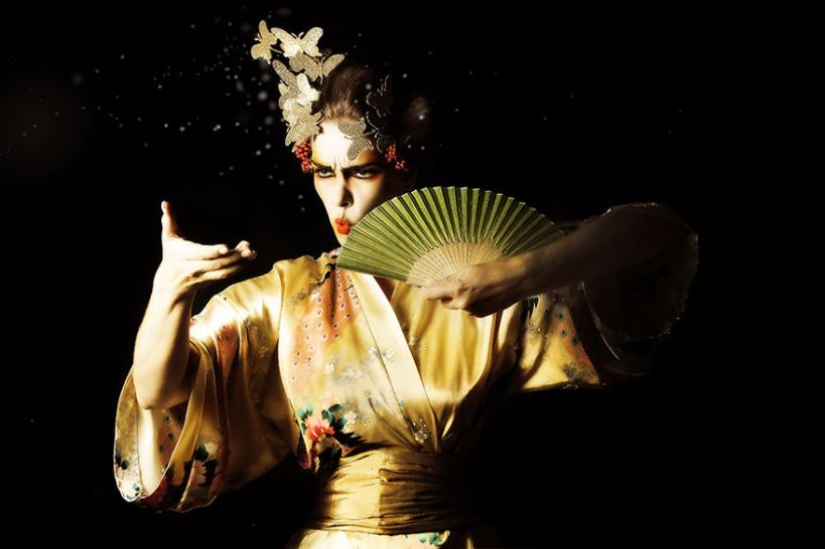 A woman single-handedly reincarnated as 15 famous personalities A woman single-handedly reincarnated as 15 famous personalities