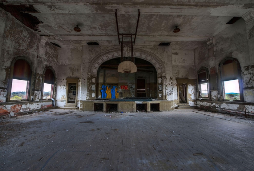 Abandoned schools and universities around the world Abandoned schools and universities around the world