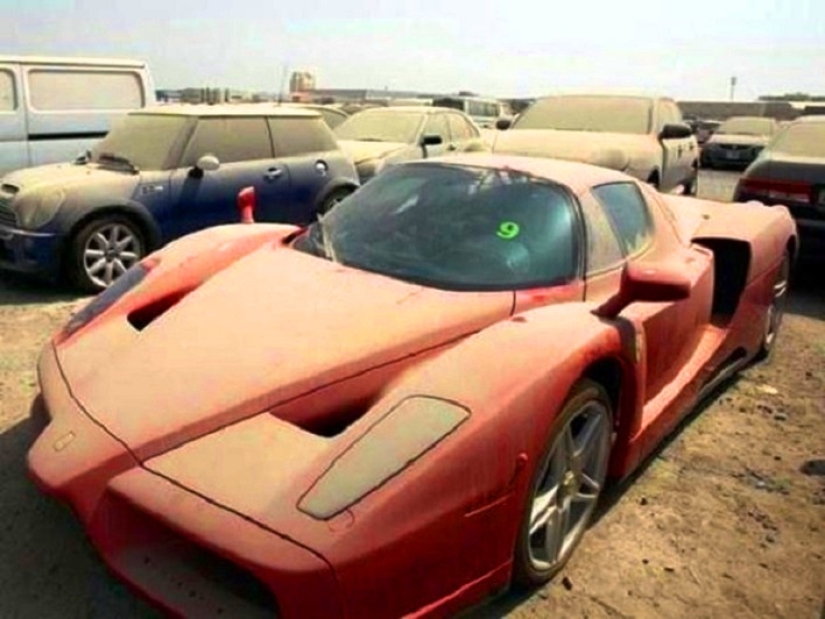 About the problems of Dubai: too many abandoned Ferraris have accumulated in parking lots About the problems of Dubai: too many abandoned Ferraris have accumulated in parking lots