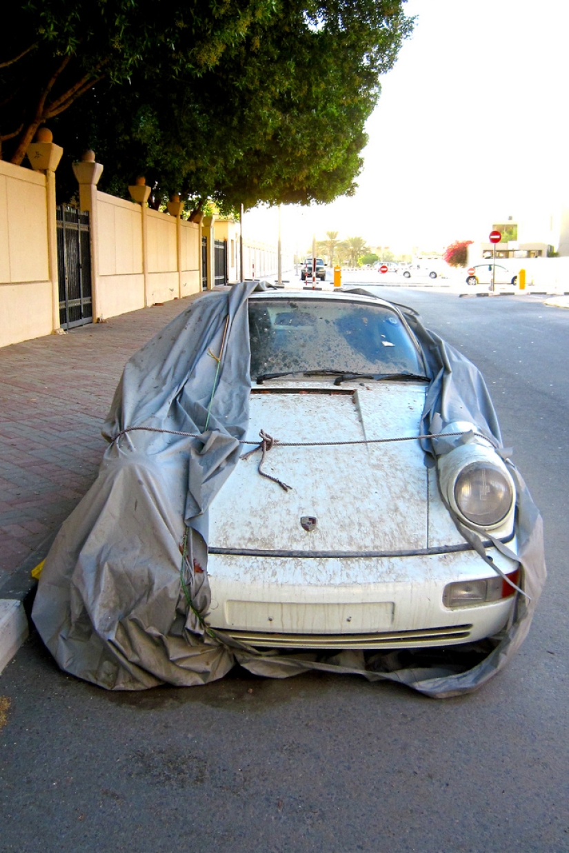 About the problems of Dubai: too many abandoned Ferraris have accumulated in parking lots About the problems of Dubai: too many abandoned Ferraris have accumulated in parking lots