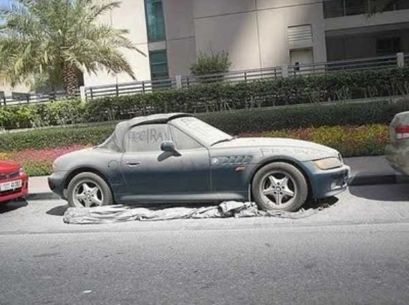 About the problems of Dubai: too many abandoned Ferraris have accumulated in parking lots About the problems of Dubai: too many abandoned Ferraris have accumulated in parking lots