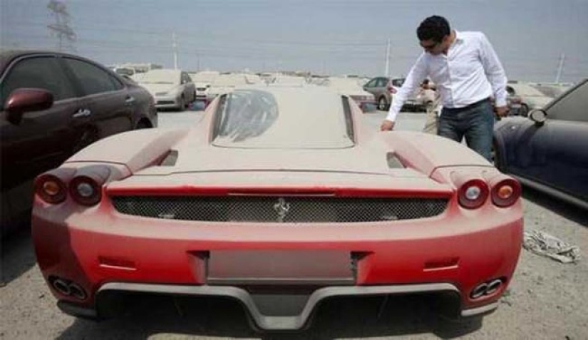 About the problems of Dubai: too many abandoned Ferraris have accumulated in parking lots About the problems of Dubai: too many abandoned Ferraris have accumulated in parking lots