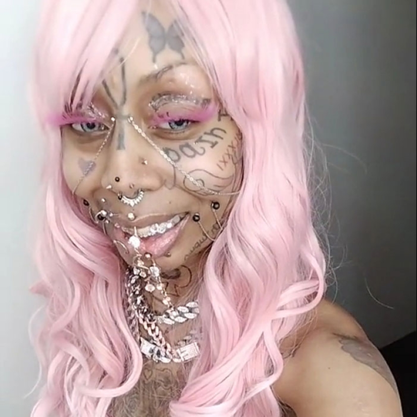 Abuela de 41 años, cubierta de docenas de tatuajes y piercings, dice que su apariencia aún no está completa