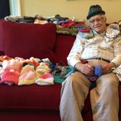 abuelo de 86 años aprendió a tejer y hace sombreros para bebés prematuros