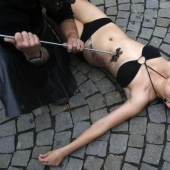 Activistas por los derechos de los animales se marcan a sí mismos con un hierro candente