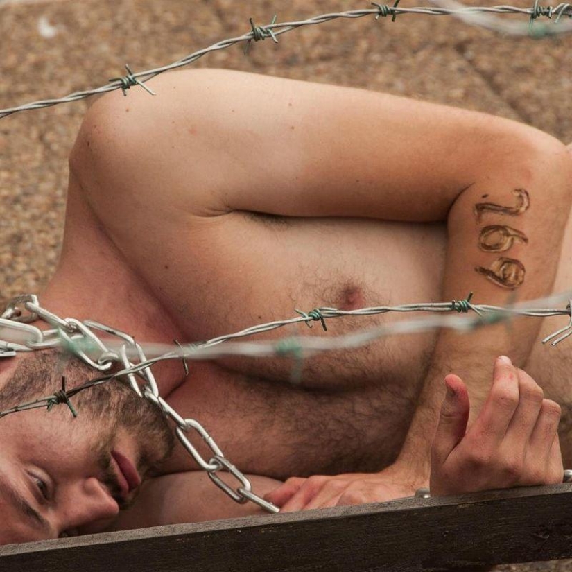 Activistas por los derechos de los animales se marcan a sí mismos con un hierro candente