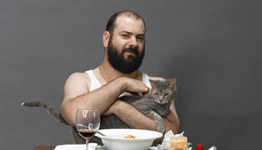 Ahora puedes tintinear vasos y beber con el gato Ahora puedes tintinear vasos y beber con el gato