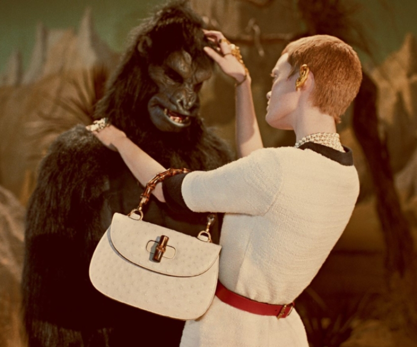 Alienígenas y dinosaurios vintage en el nuevo anuncio loco de Gucci