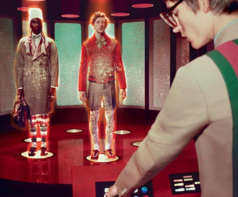 Alienígenas y dinosaurios vintage en el nuevo anuncio loco de Gucci