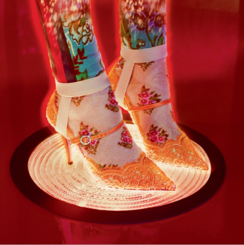 Alienígenas y dinosaurios vintage en el nuevo anuncio loco de Gucci