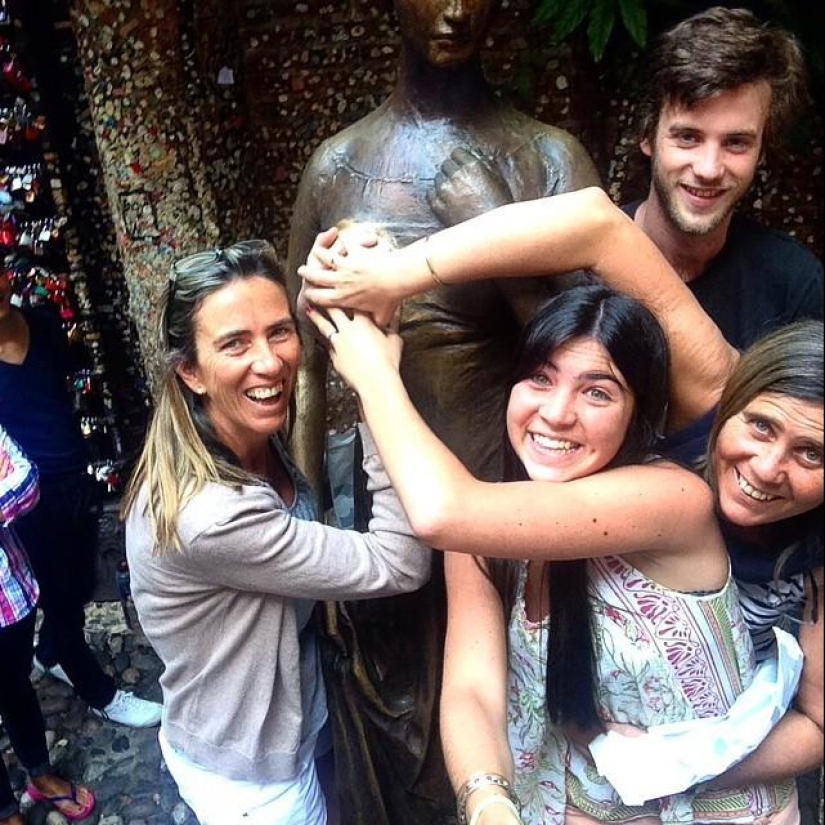 All tourists do it All tourists do it