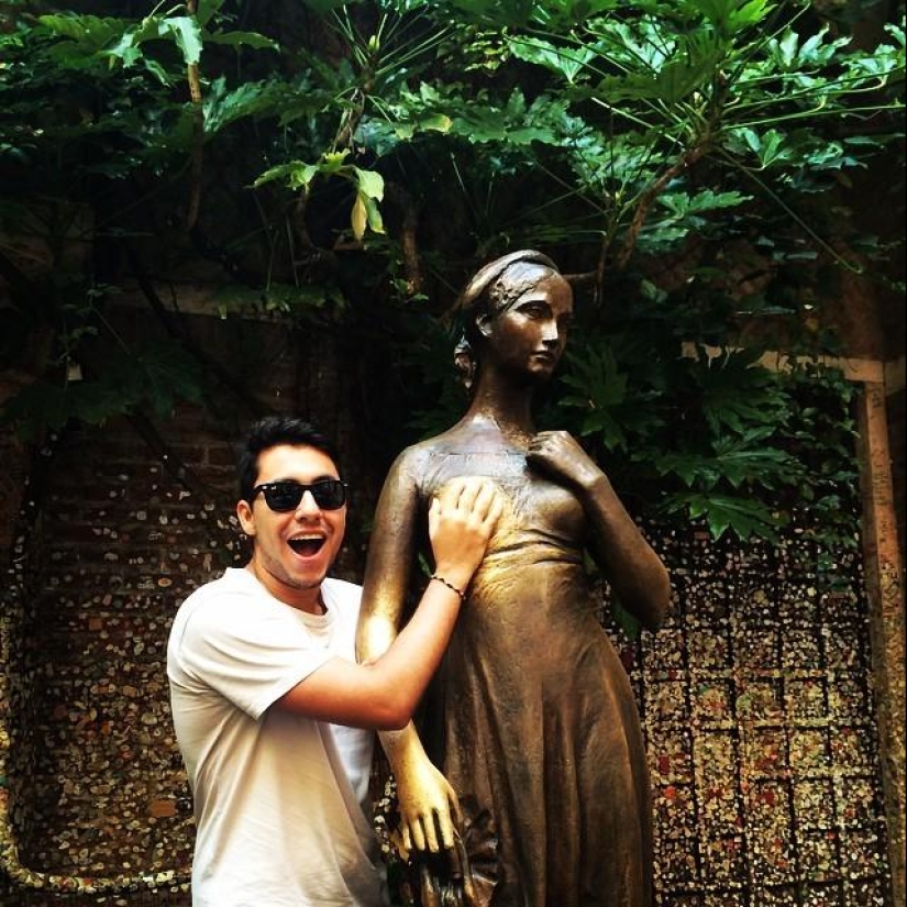 All tourists do it All tourists do it