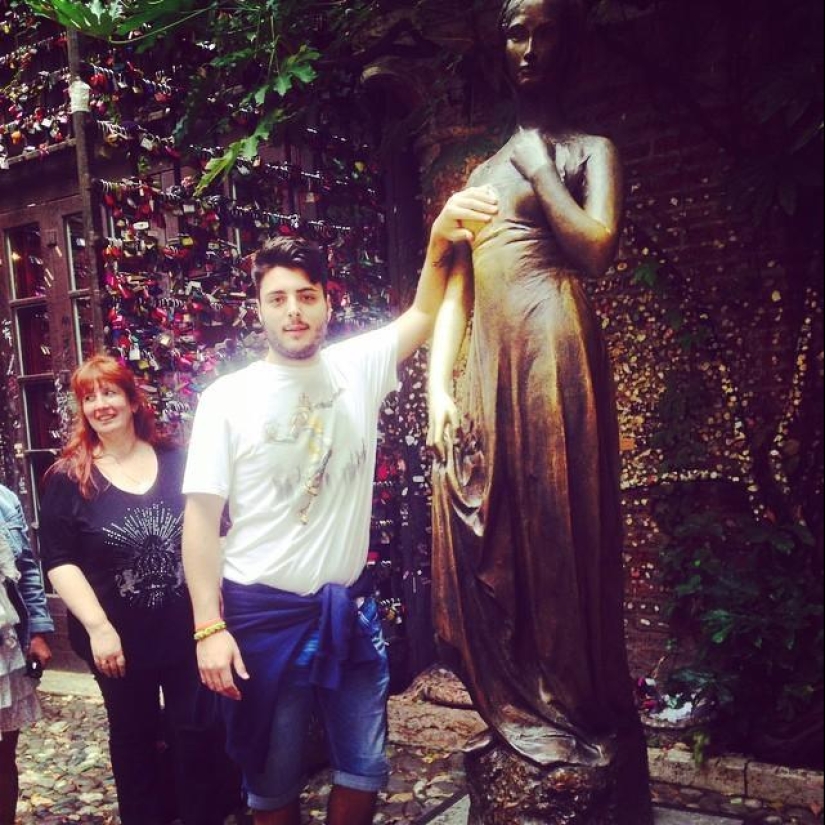 All tourists do it All tourists do it