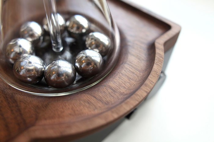 An alarm clock that wakes up with freshly brewed coffee is the dream of millions