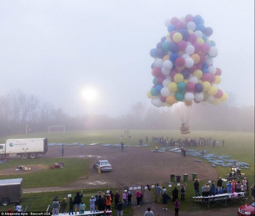 An American tried to fly across the Atlantic Ocean in 375 balloons An American tried to fly across the Atlantic Ocean in 375 balloons