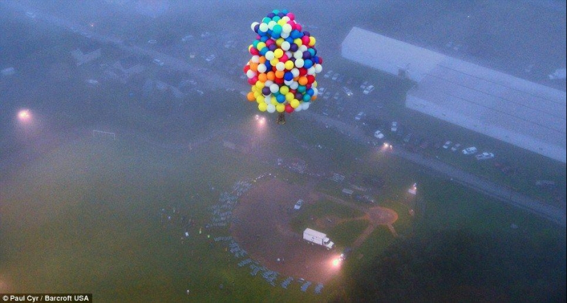 An American tried to fly across the Atlantic Ocean in 375 balloons An American tried to fly across the Atlantic Ocean in 375 balloons