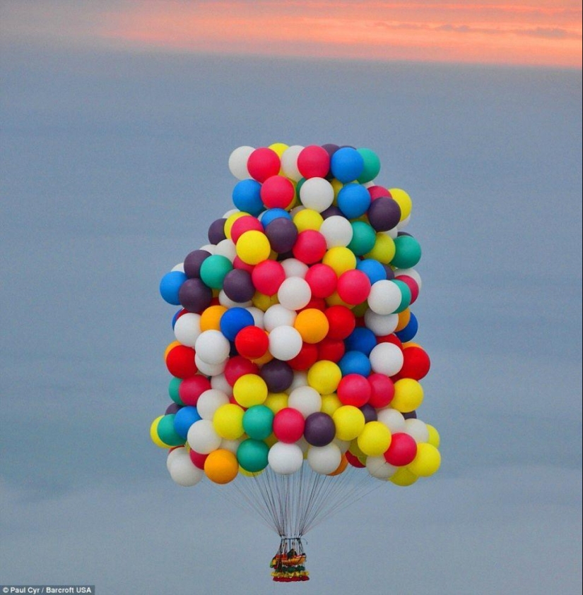 An American tried to fly across the Atlantic Ocean in 375 balloons An American tried to fly across the Atlantic Ocean in 375 balloons