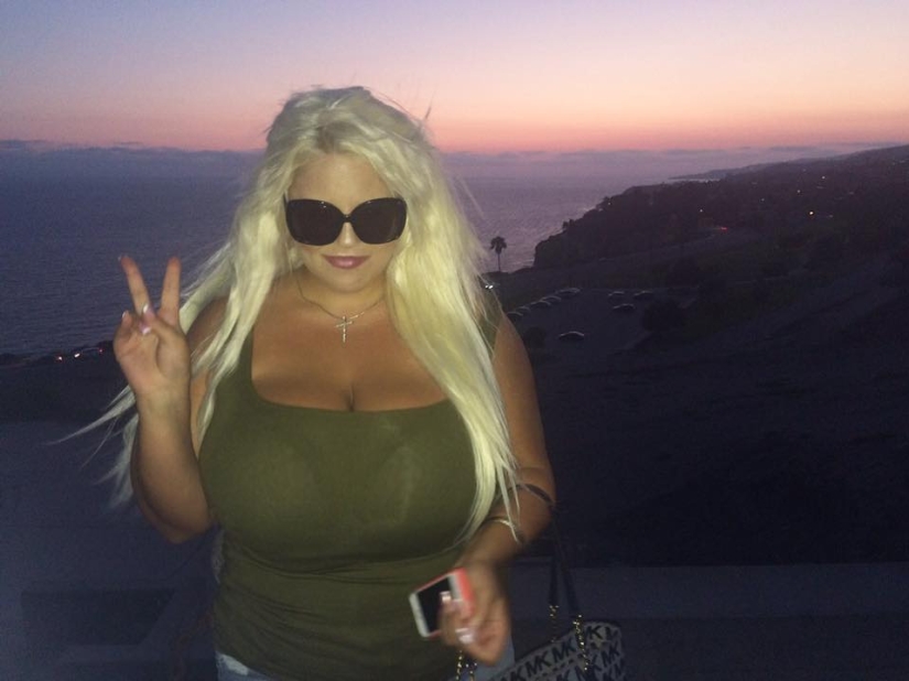 An American woman spends 20 thousand dollars a year to be like a Barbie doll