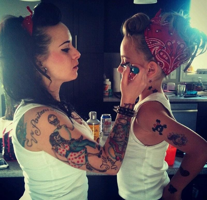 An apple from an apple tree - charming mothers and their daughters