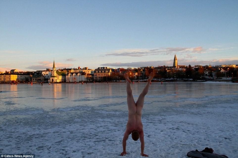 An exhibitionist traveler takes a naked photo against the backdrop of nature and city attractions