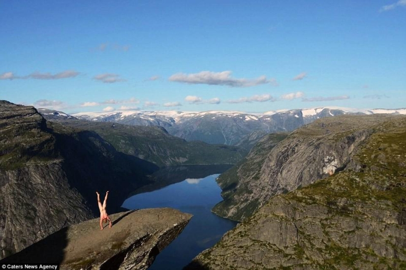 An exhibitionist traveler takes a naked photo against the backdrop of nature and city attractions