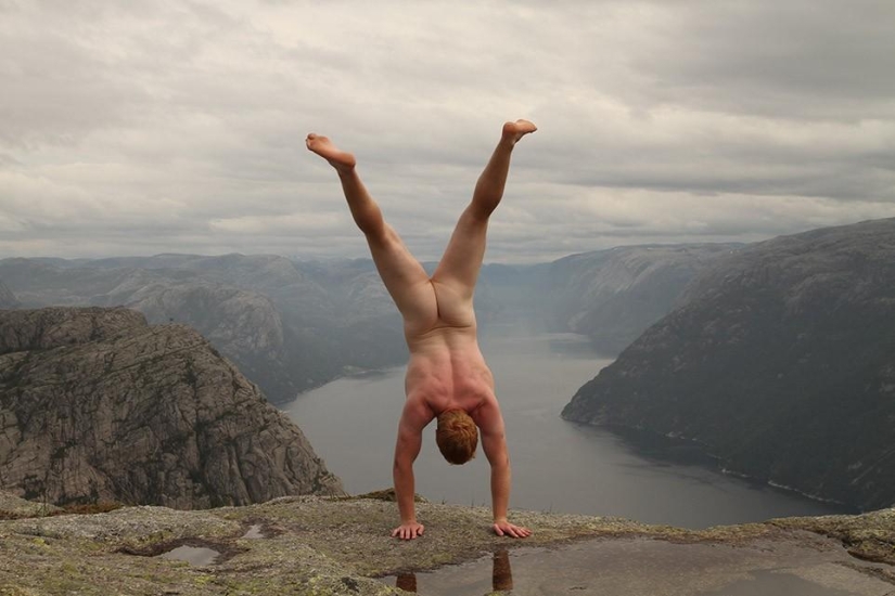 An exhibitionist traveler takes a naked photo against the backdrop of nature and city attractions