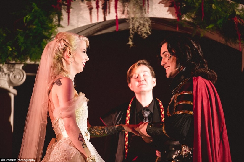 And death will not separate: a couple obsessed with vampires arranged a wedding for 120 thousand dollars