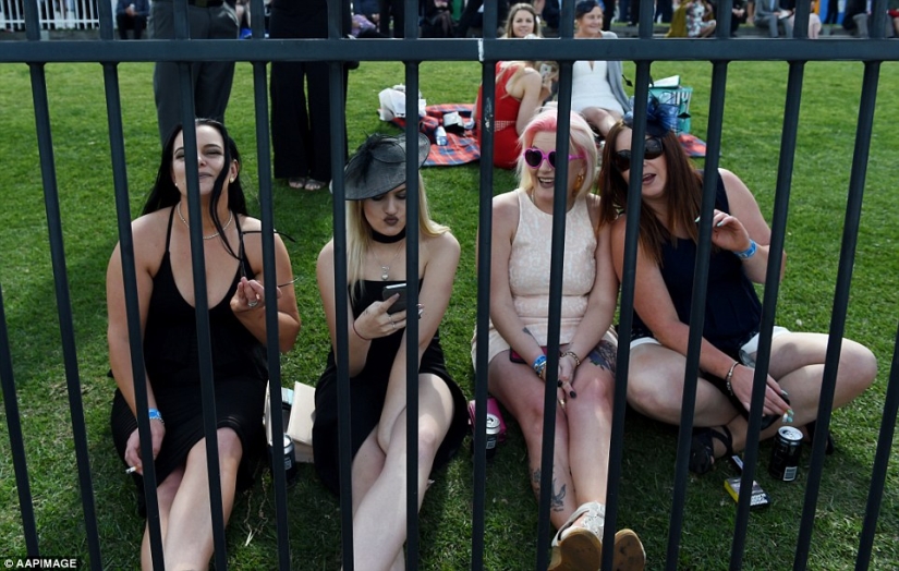 And here's what ladies and gentlemen look like at the races in Australia