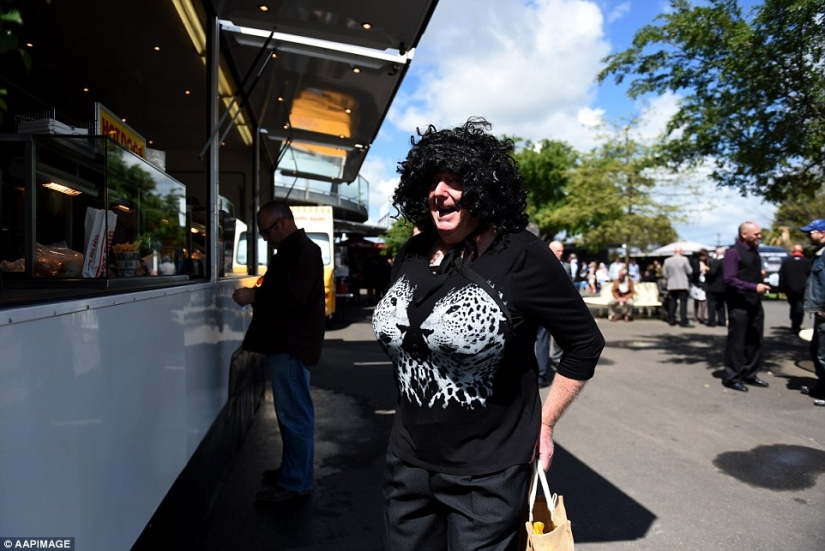 And here's what ladies and gentlemen look like at the races in Australia