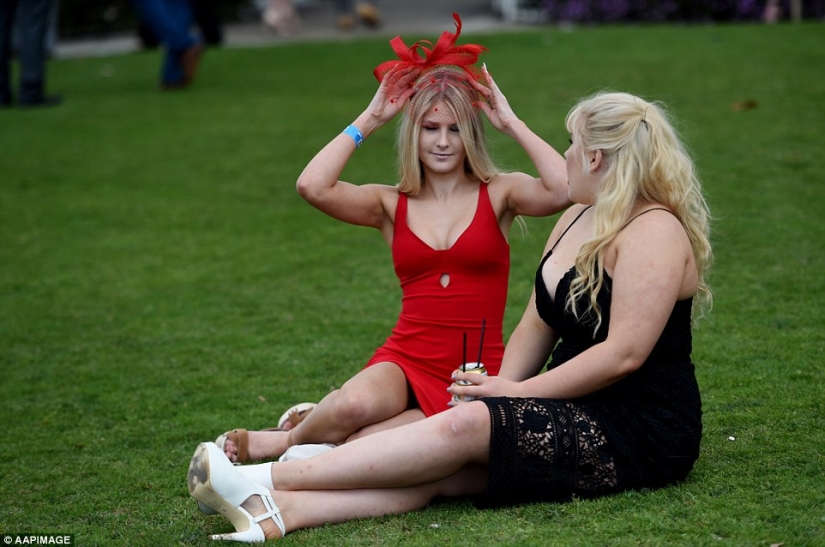 And here's what ladies and gentlemen look like at the races in Australia