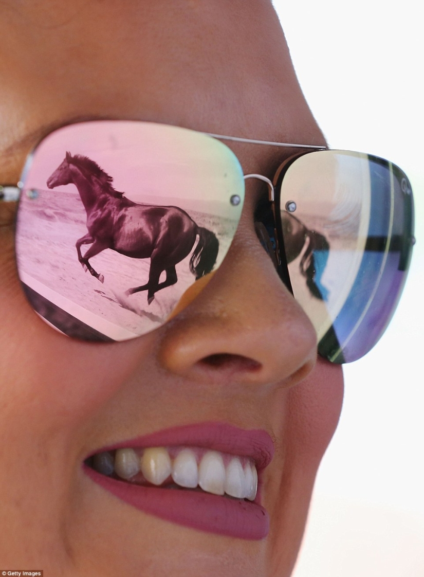 And here's what ladies and gentlemen look like at the races in Australia