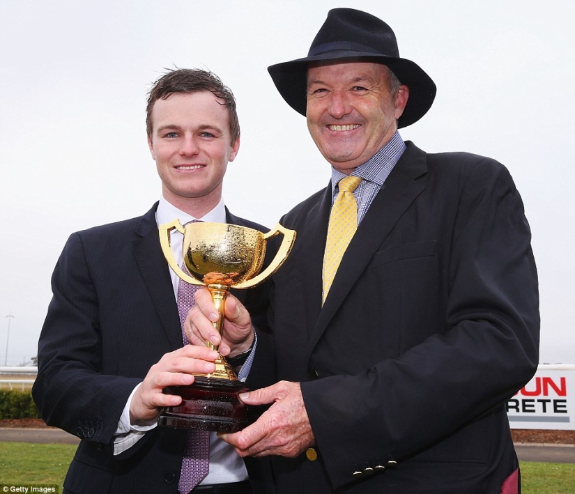 And here's what ladies and gentlemen look like at the races in Australia