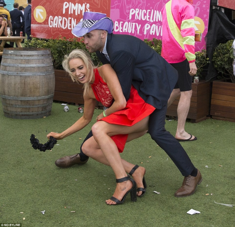 And here's what ladies and gentlemen look like at the races in Australia