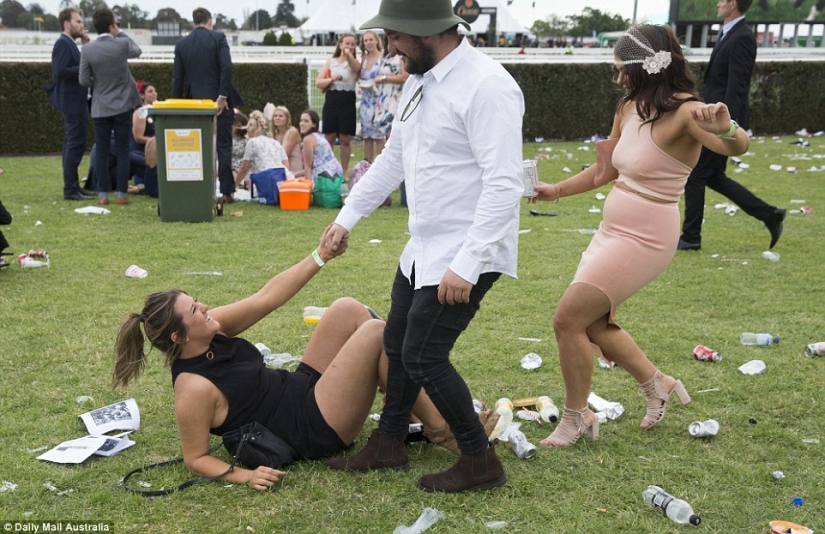And here's what ladies and gentlemen look like at the races in Australia