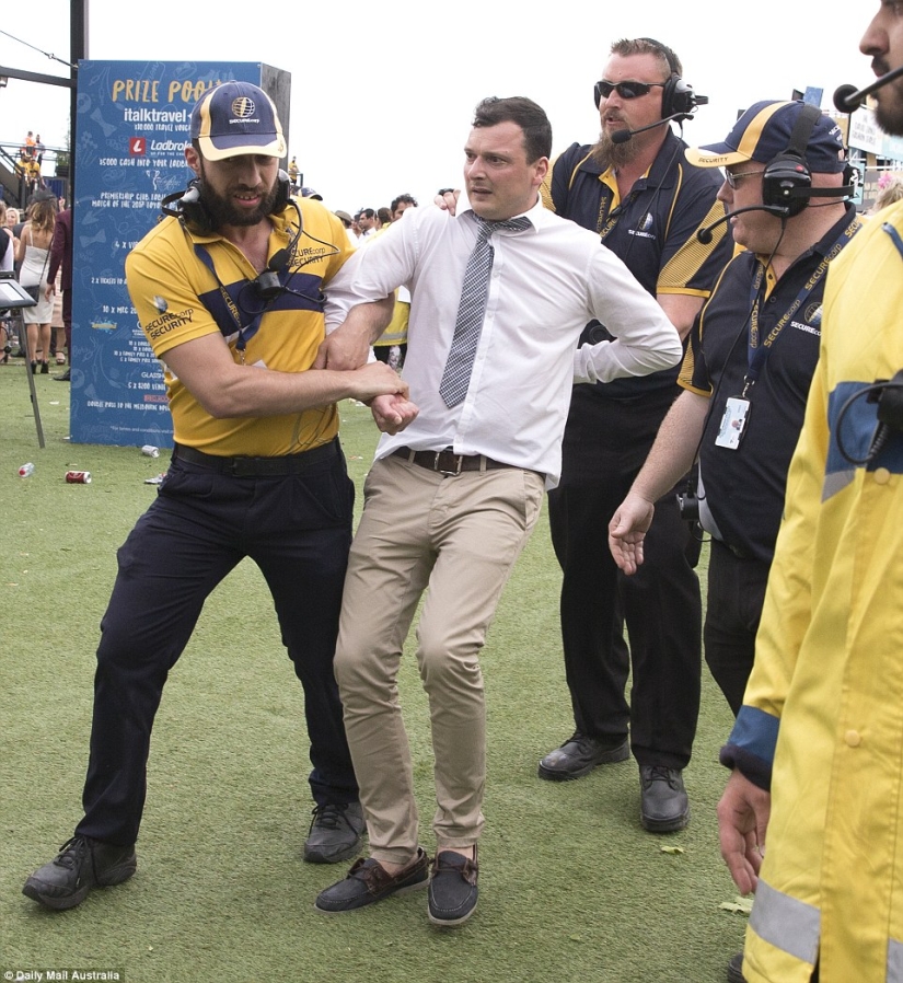 And here's what ladies and gentlemen look like at the races in Australia