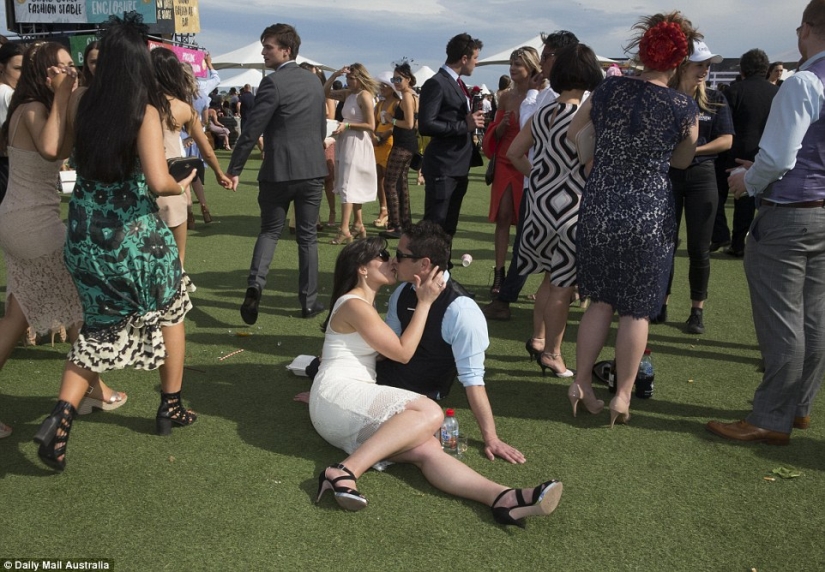 And here's what ladies and gentlemen look like at the races in Australia