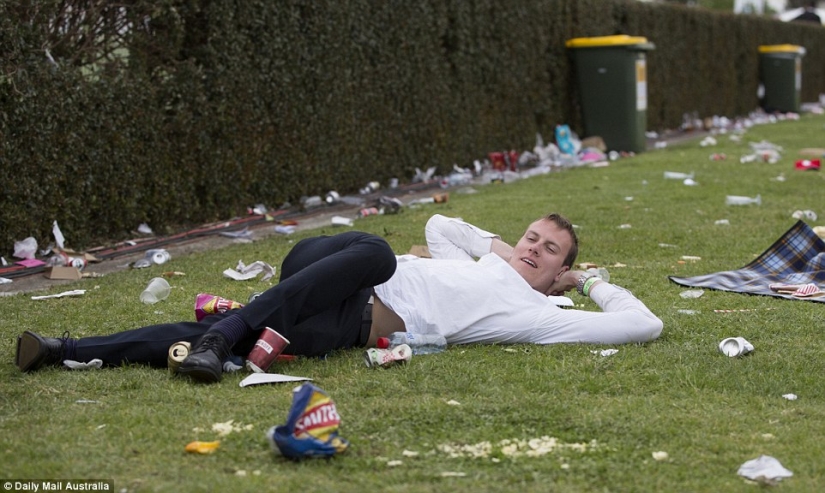 And here's what ladies and gentlemen look like at the races in Australia
