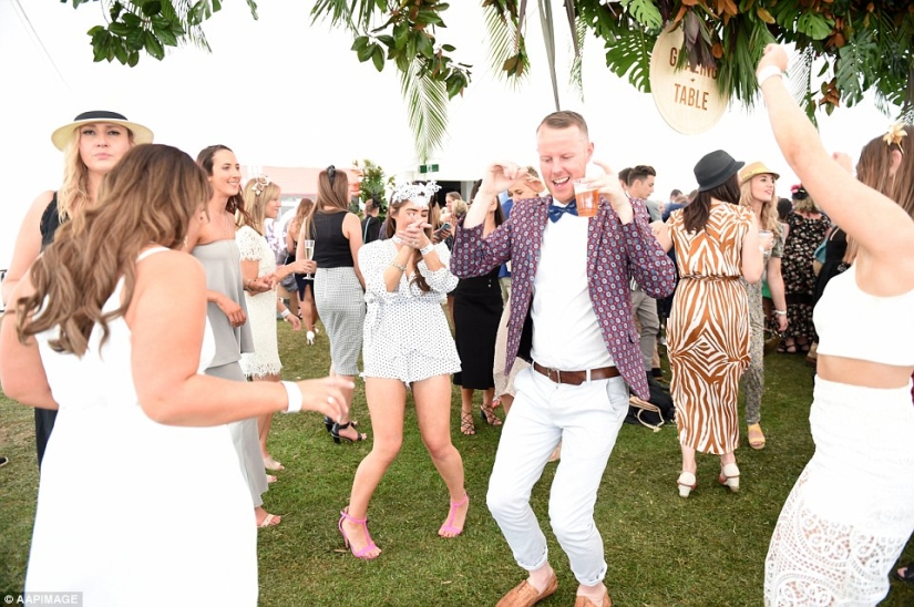 And here's what ladies and gentlemen look like at the races in Australia