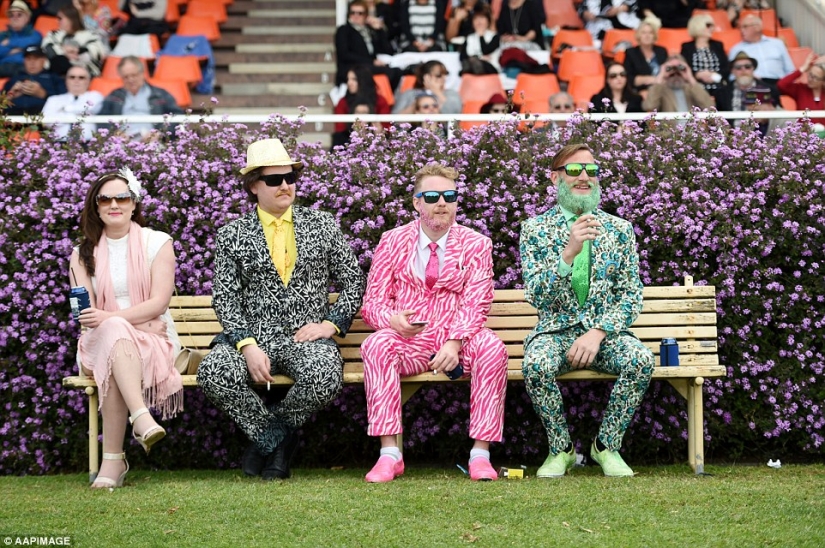 And here's what ladies and gentlemen look like at the races in Australia