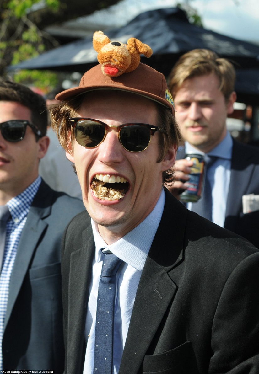 And here's what ladies and gentlemen look like at the races in Australia