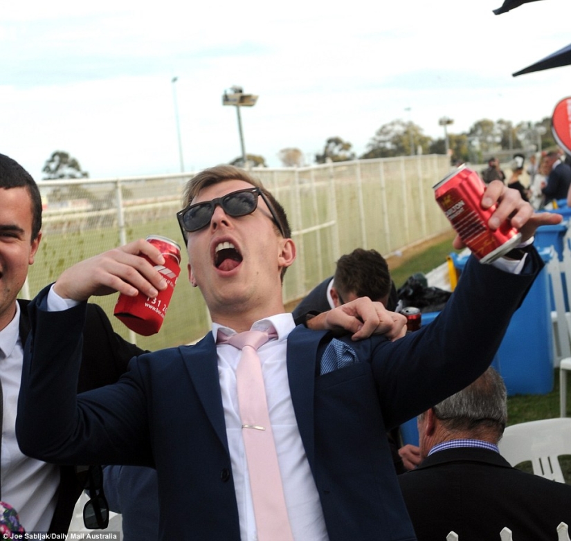 And here's what ladies and gentlemen look like at the races in Australia