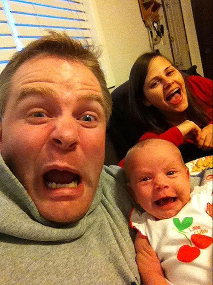 Apple from an apple tree: a young father is photographed with a newborn daughter Apple from an apple tree: a young father is photographed with a newborn daughter