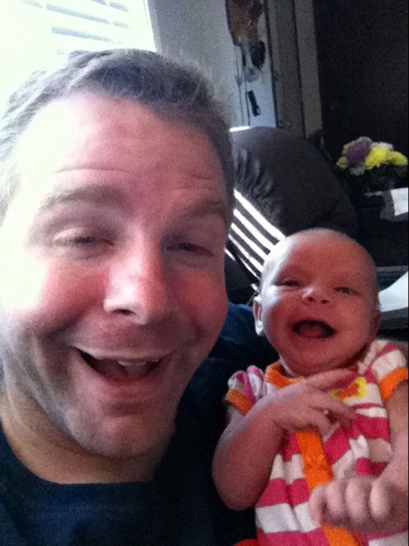 Apple from an apple tree: a young father is photographed with a newborn daughter Apple from an apple tree: a young father is photographed with a newborn daughter
