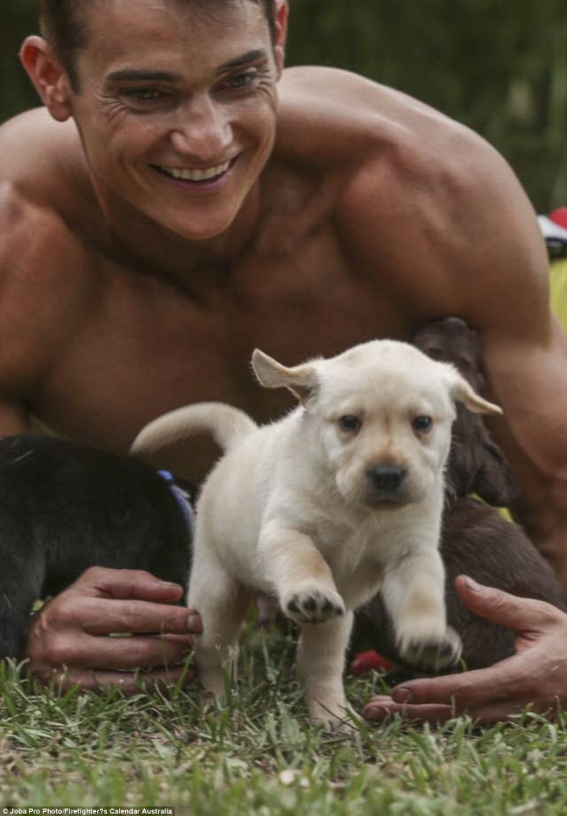 Ardiente backstage: fotos del rodaje del calendario benéfico con bomberos desnudos