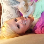 Arribista renunció al trabajo duro para criar cabras huérfanas