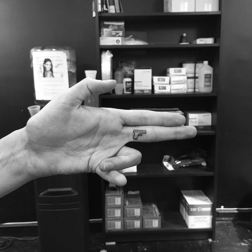 Arte de tatuaje mínimo de Jonboy, quien tatuó a Kendall Jenner Arte de tatuaje mínimo de Jonboy, quien tatuó a Kendall Jenner